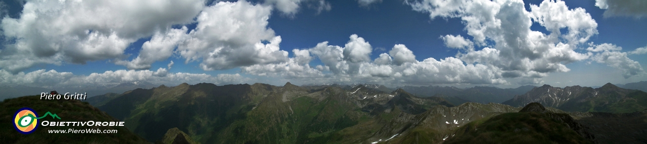 92 Panoramica dalla vetta del Pizzo Scala verso est.jpg